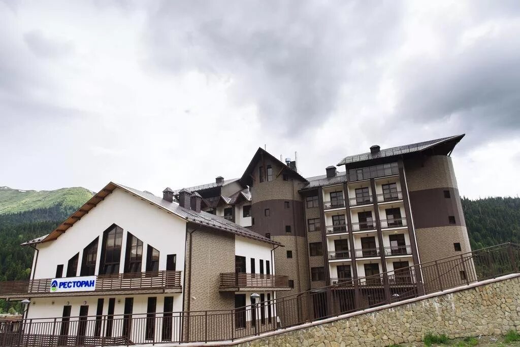 Поселок гостиница. Поселок гостиница. Комплекс романтик архыз. Поселок гостиница. Посёлок романтик архыз гостиницы.