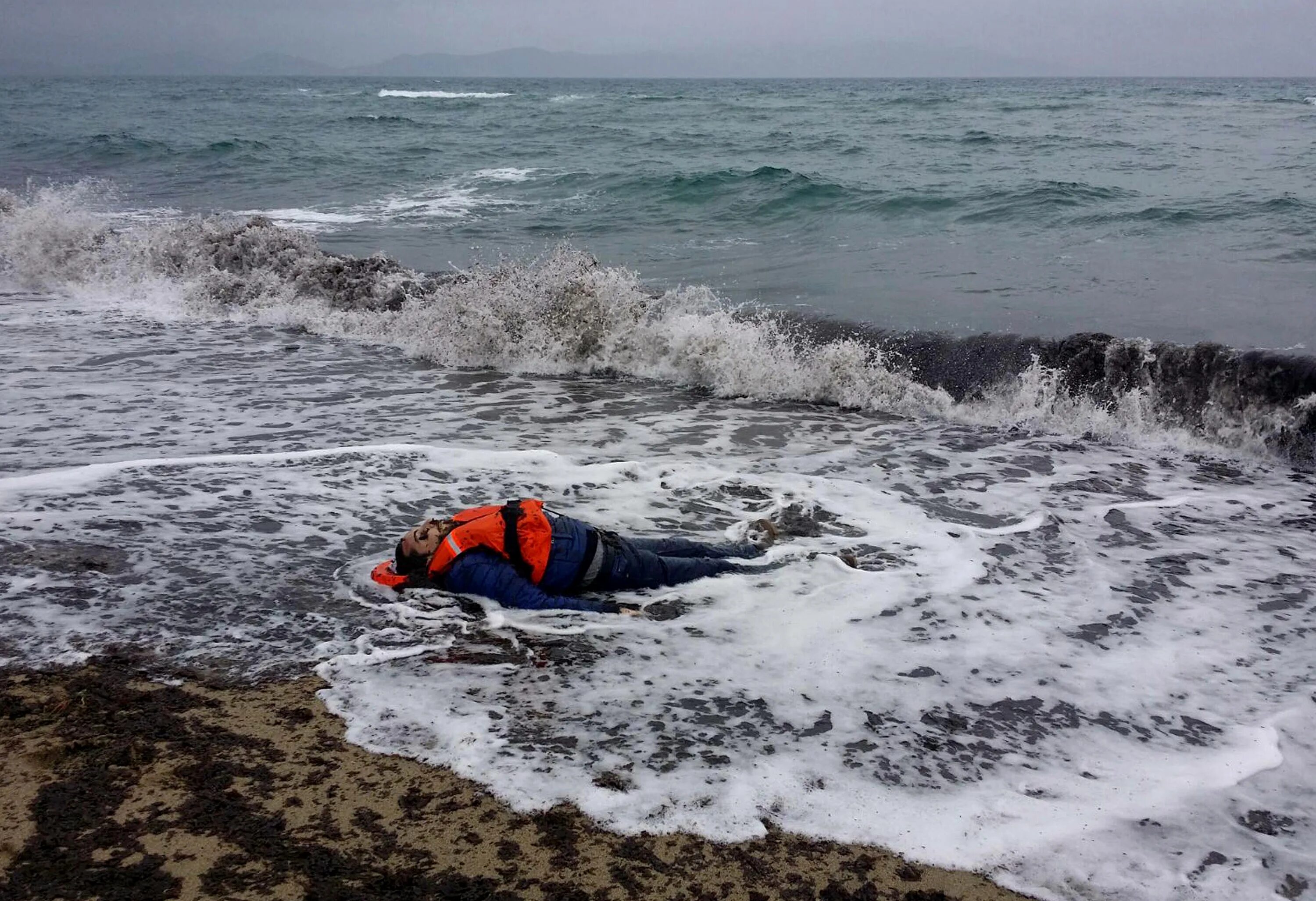 Утопающий в море. Человек утонул в море