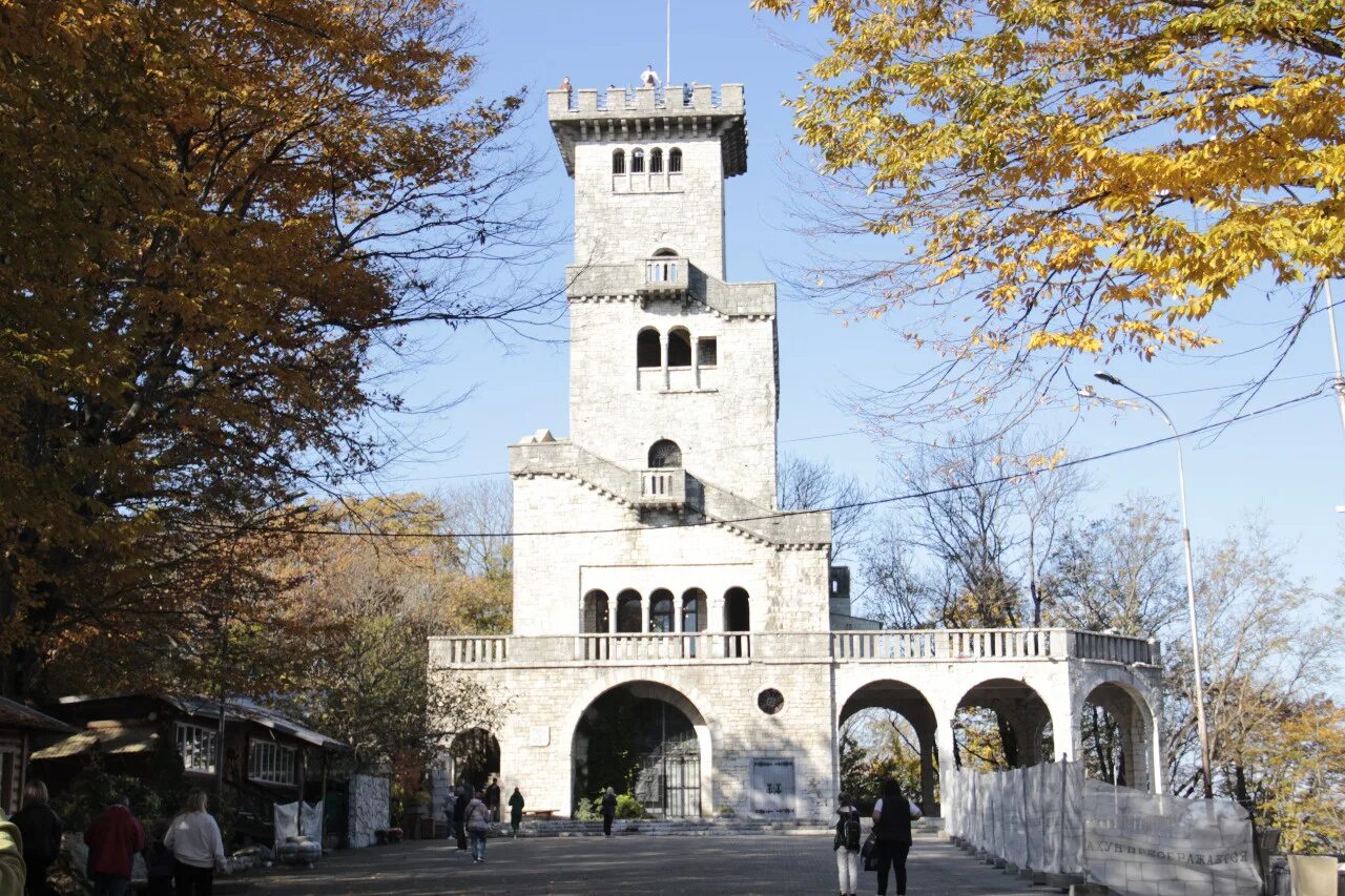 Смотровая башня на горе ахун сочи. Гора ахун башня. Гора ахун сочи. Смотровая башня ахун сочи. Гора ахун башня.