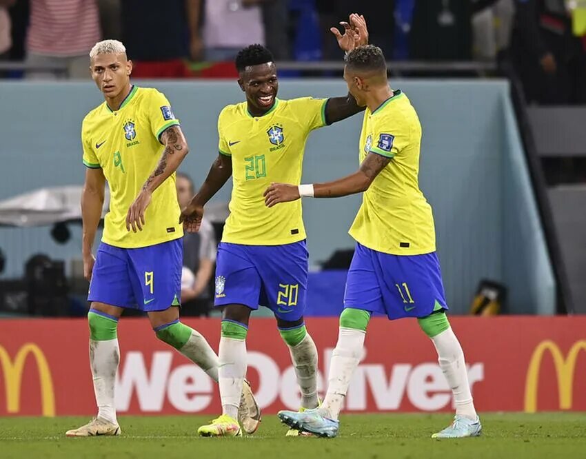 Бразилия швейцария 22. Сборная бразилии. Бразилия швейцария 2018. Ричардсон футболист бразилия швейцария. Каземиро бразилия.