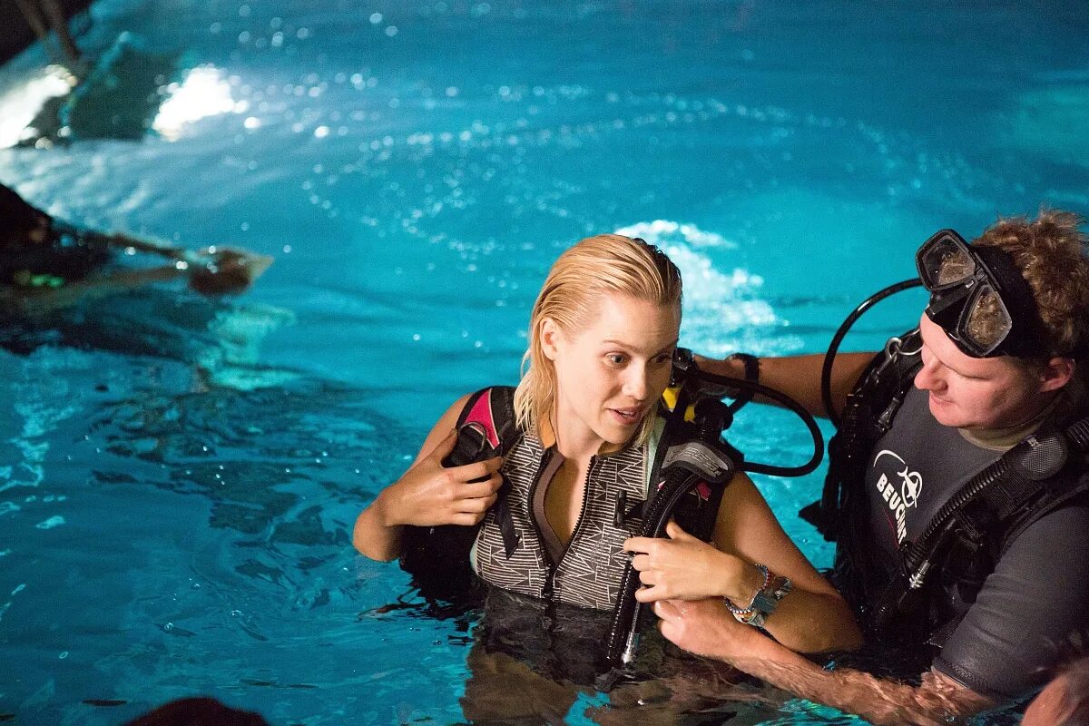 синяя бездна отзывы. синяя бездна отзывы. мэнди мур синяя бездна. синяя бездна отзывы. синяя бездна клэр холт.