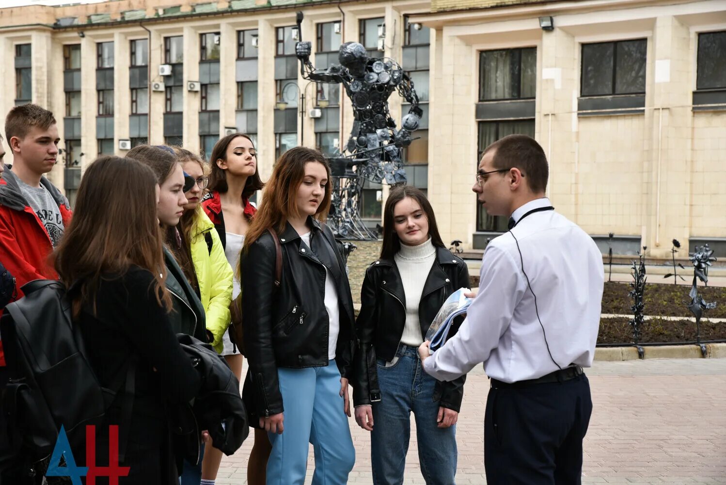 Дали донецк. Юг донецка. Донецкий государственный цирк «космос», г. Донецк ул азовская. Парк кованных фигур в донецке.