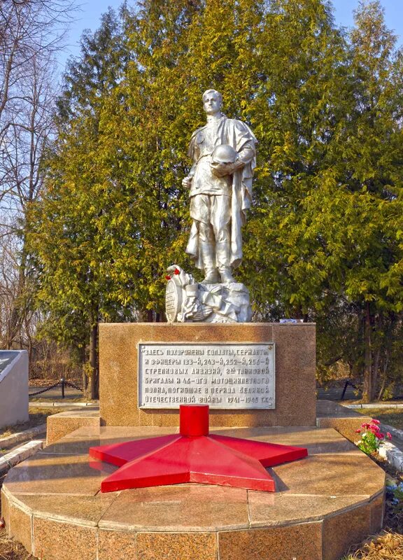 Тверь памятник ленину братская могила. Волынское воинское захоронение тверь. Монумент тверь. Заволжское кладбище тверь. Братская могила в твери.