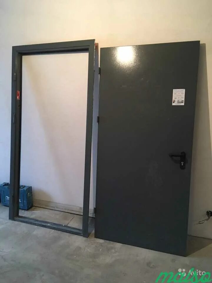 Купить дверь б у москва. Дверь металлическая бу. Стальные двери для новостройки. Дверь 90 см. Дверь металлическая уличная б у 2010 года.