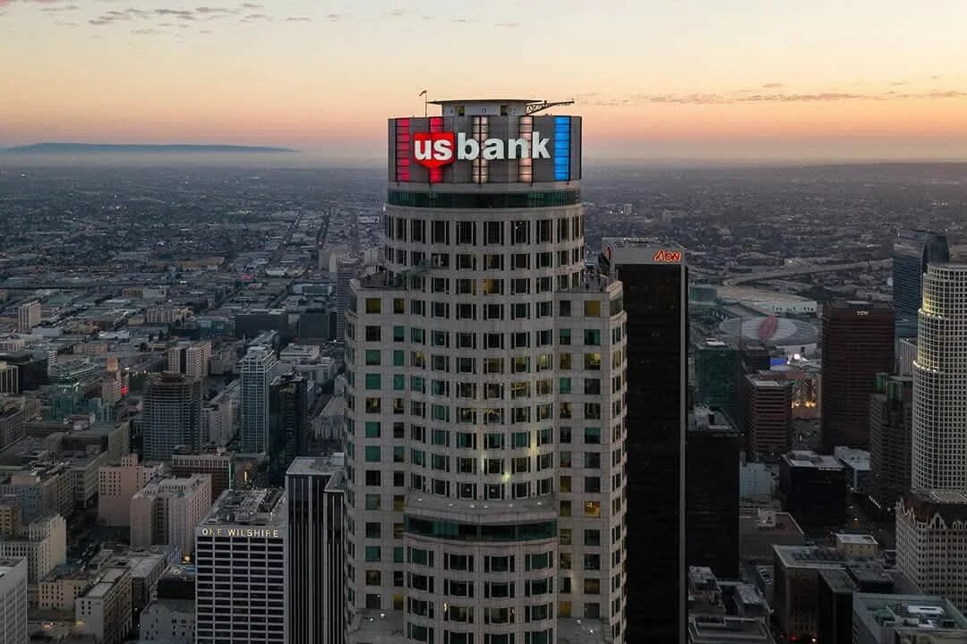 Башня нью тауэр. Башня банка сша. Башня банка сша лос-анджелес внутри. Башня банка сша лос-анджелес. Банк тауэр лос анджелес.