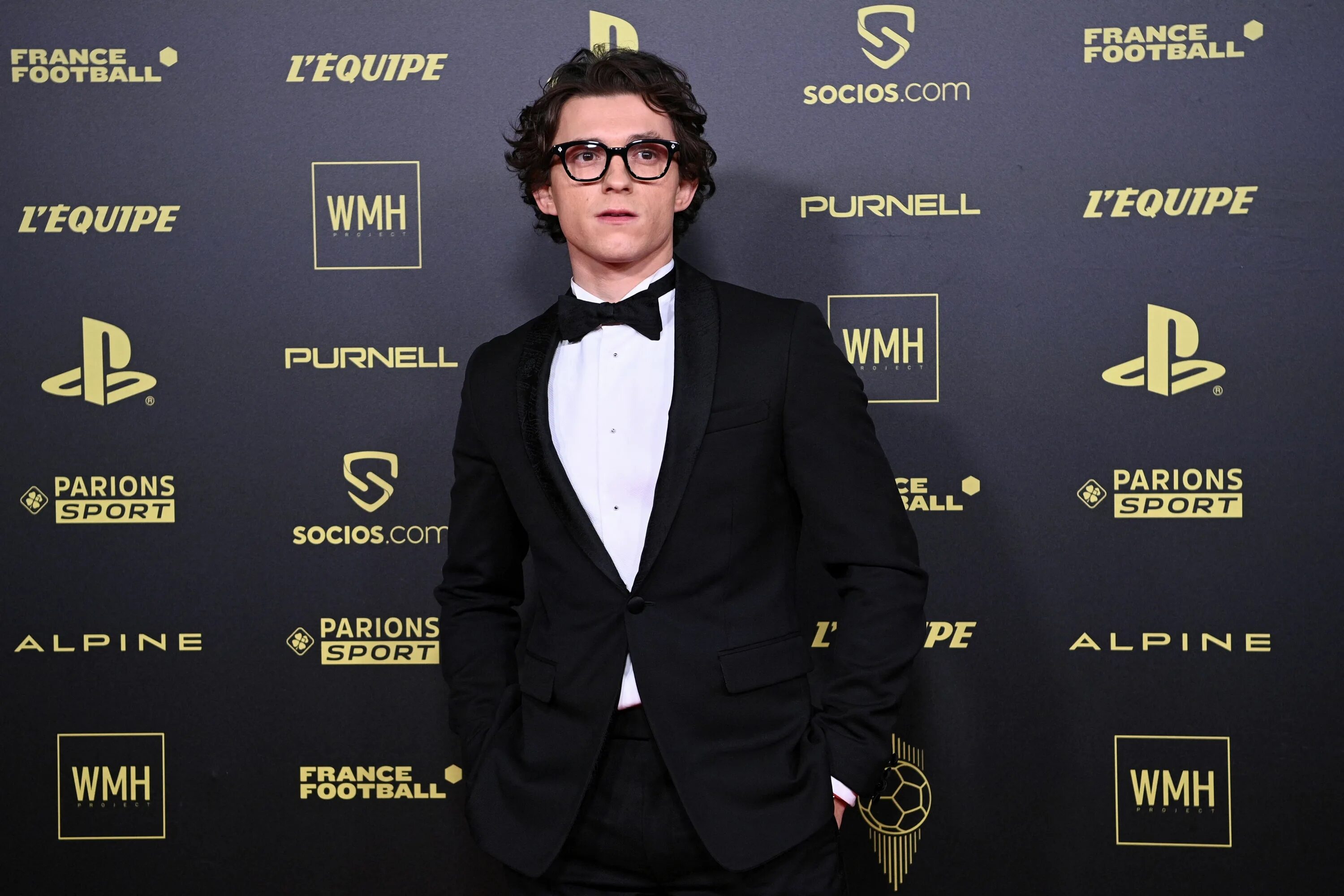 How can tom. Tom holland. том холланд рост. том холланд в очках.