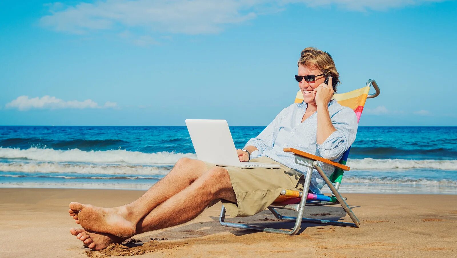 Расслабление. Расслабление на природе. Человек на лежаке. Женщина с книгой. Спокойствие в доме.