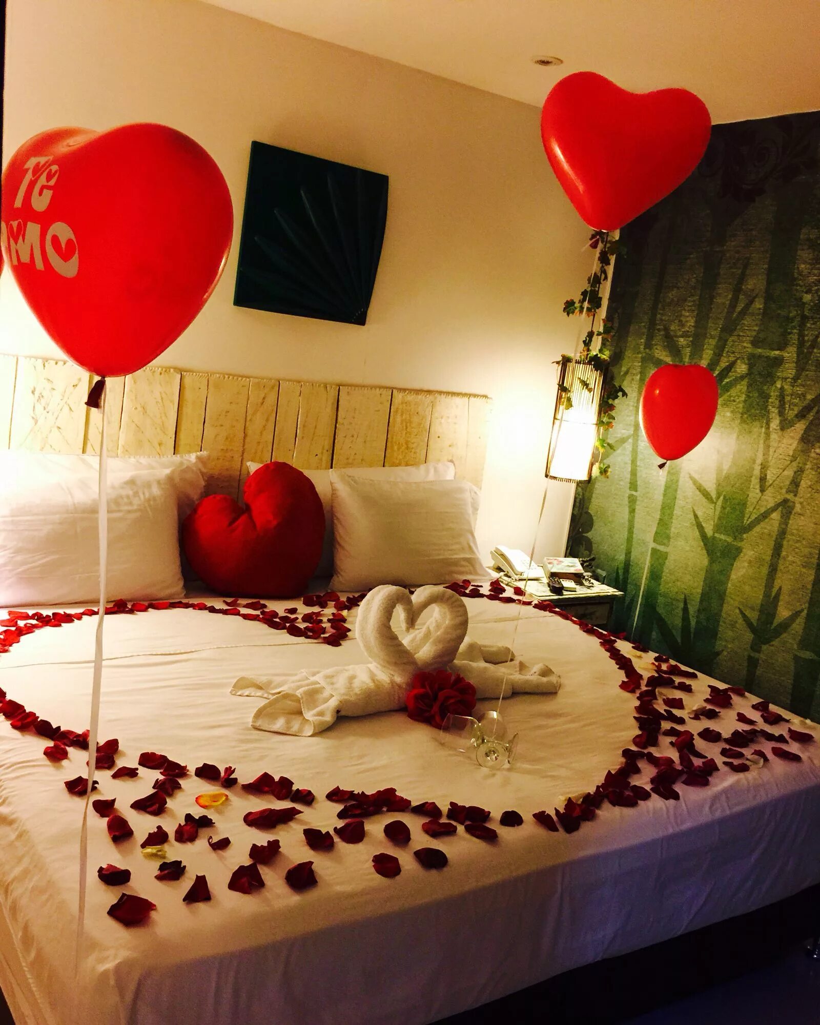 Романтический сюрприз. Романтическое украшение комнаты. Романтически украсить комнату. Романтическое украшение спальни.