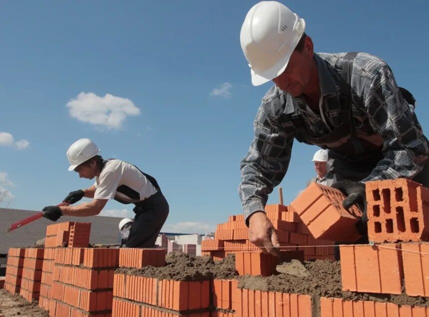 Строители новой россии. Строители. Строители строят дом. Строитель с кирпичом. Бригада Строителей.