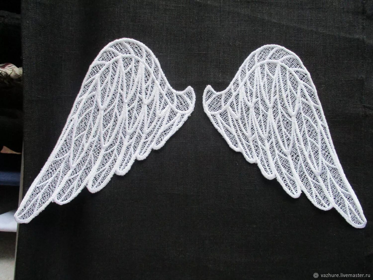 Кружево крылья. Кружево крылья. Крылья из органзы с вышивкой. Серьги крупные кружевные крылья. Крылья из кружева нашивка.