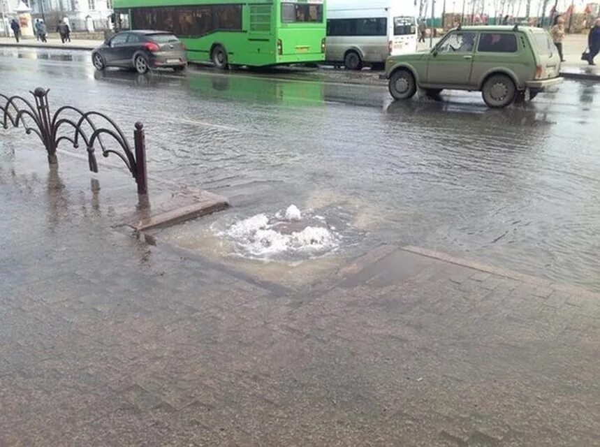 Потоп в тюмени. Тюмень потоп. Тюмень затопление. Затоплены улицы Тюмени. Затопило в Тюмени перекресток.