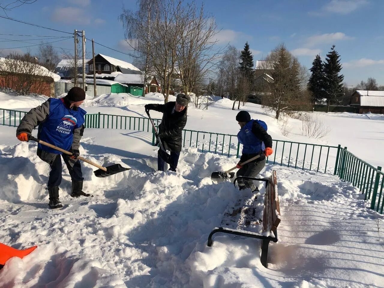 Деревня уборка. Уборка снега в деревне. очистка детской площадки от снега. сугробы детства в деревне. уборка снега на детской площадке.