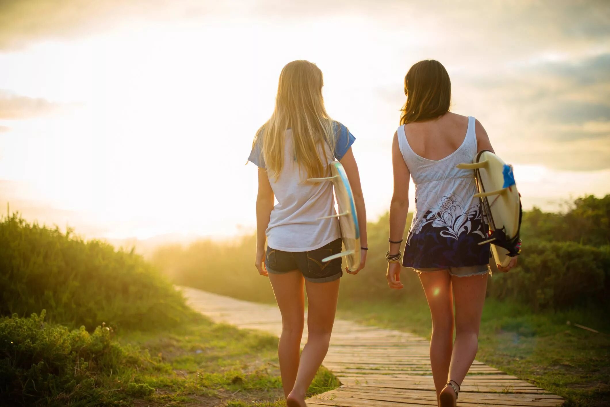 Любовь двух женщин. Однополая любовь девушек. Александра дальстрём и ребекка лильеберг. Две девушки. Портрет двух девушек.