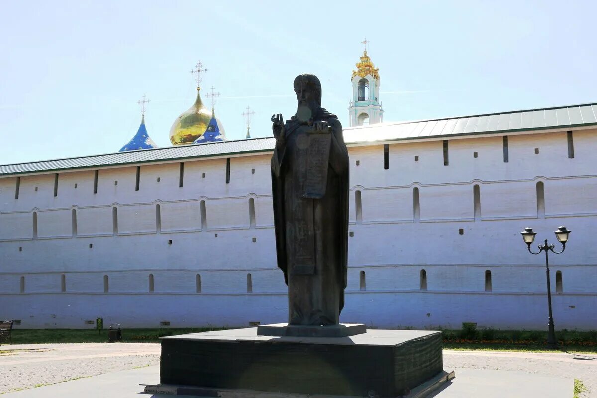 Этот город назван в честь сергия радонежского. Троице-Сергиева Лавра памятник сергию Радонежскому. Сергиев Посад Лавра памятник сергию Радонежскому. Сергиев Посад достопримечательности памятник сергию Радонежскому.