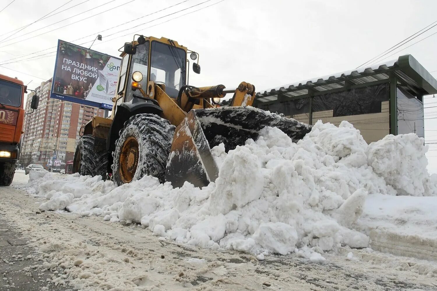 Контейнер со снегом. Уборка снега. Вывезти снег с территории. Механизированная уборка снега. Вывоз снега камаз.