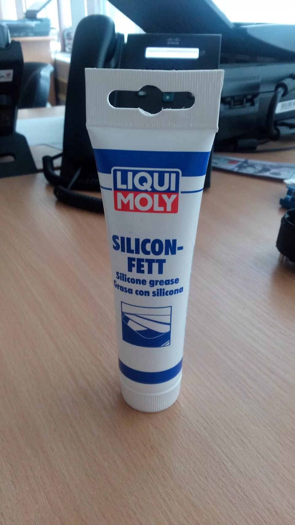 Смазка направляющих люка Мерседес. Смазка для люка автомобиля Liqui Moly. Смазка для люка автомобиля Kia. Смазка для люка Мерседес.