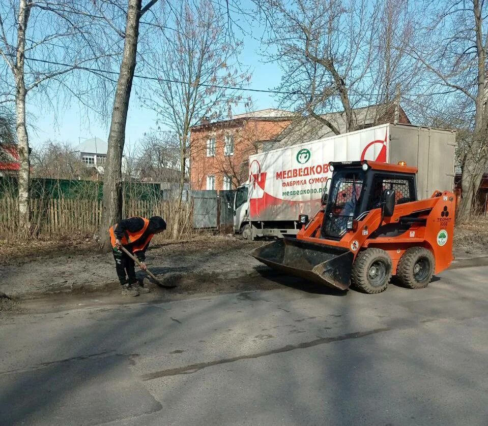 Клининговые подольск. Уборка коммунальные службы. Коммунальные службы Киров. Уборка грязи на дорогах. Ремонт дорог в Подмосковье.