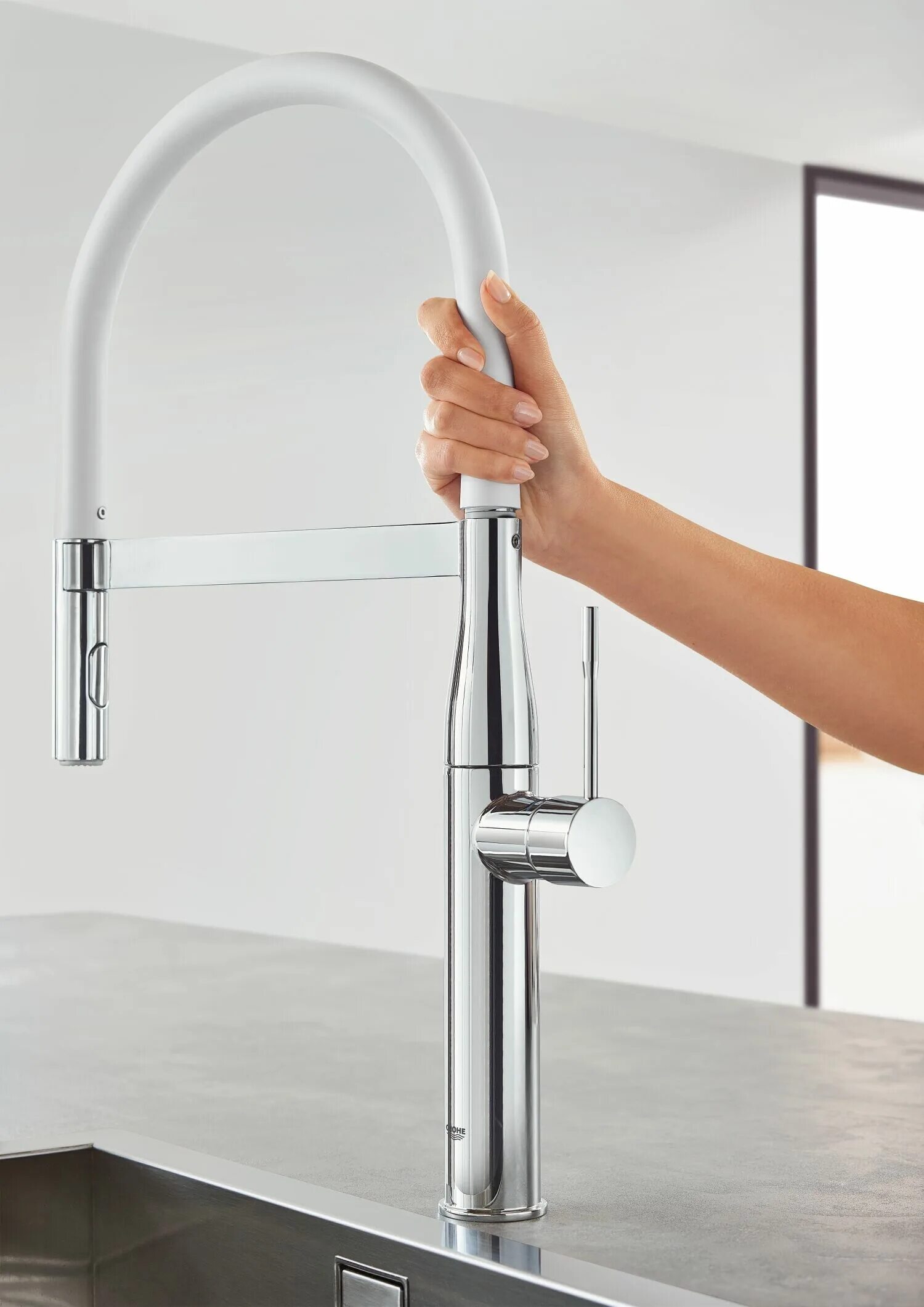 Grohe Flexx 30321mw0. Grohe Essence Semi Pro смеситель. Грое белый смеситель для мойки. Излив Grohe 30321mw0. Смеситель для кухни белый с гибким изливом