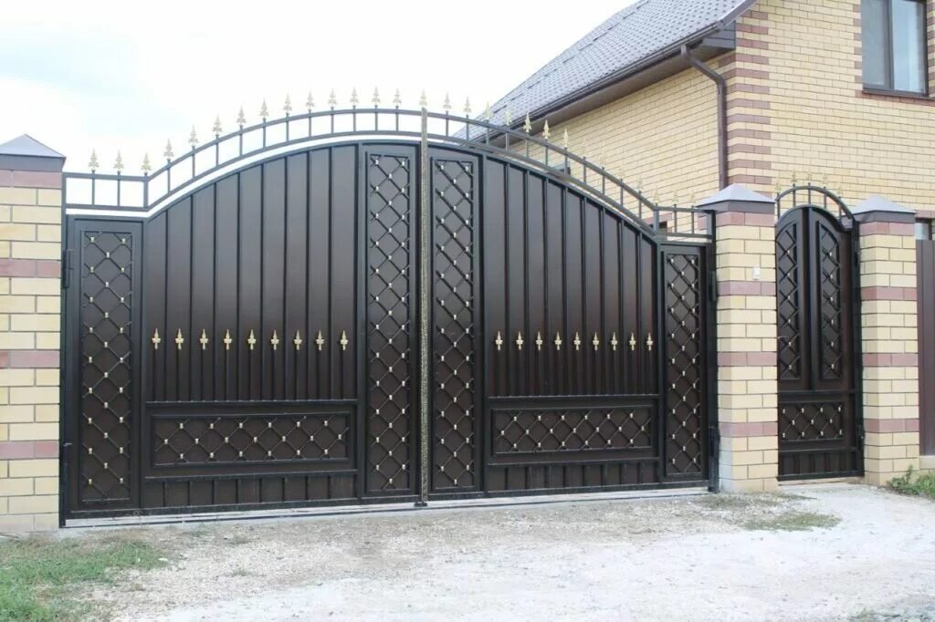 Красивые ворота. Ворота из металла. Ворота кованые распашные. Ворота с калиткой для частного.