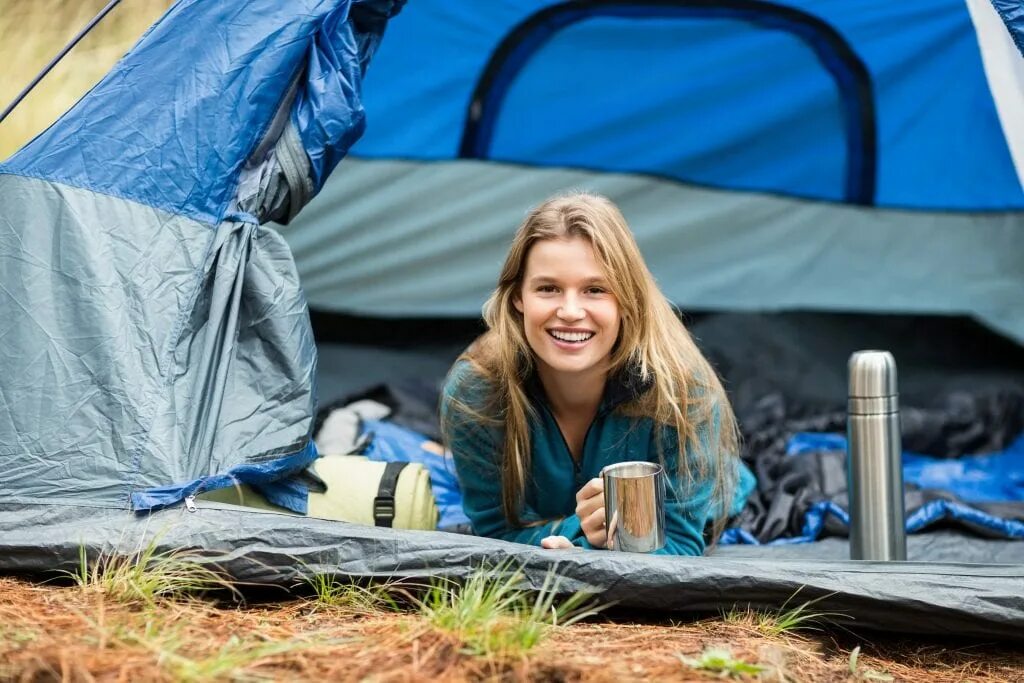 Женщина в палатке. Кемп образ. Кемпинг девушки. Camping rules. Бабы под тентом фото.