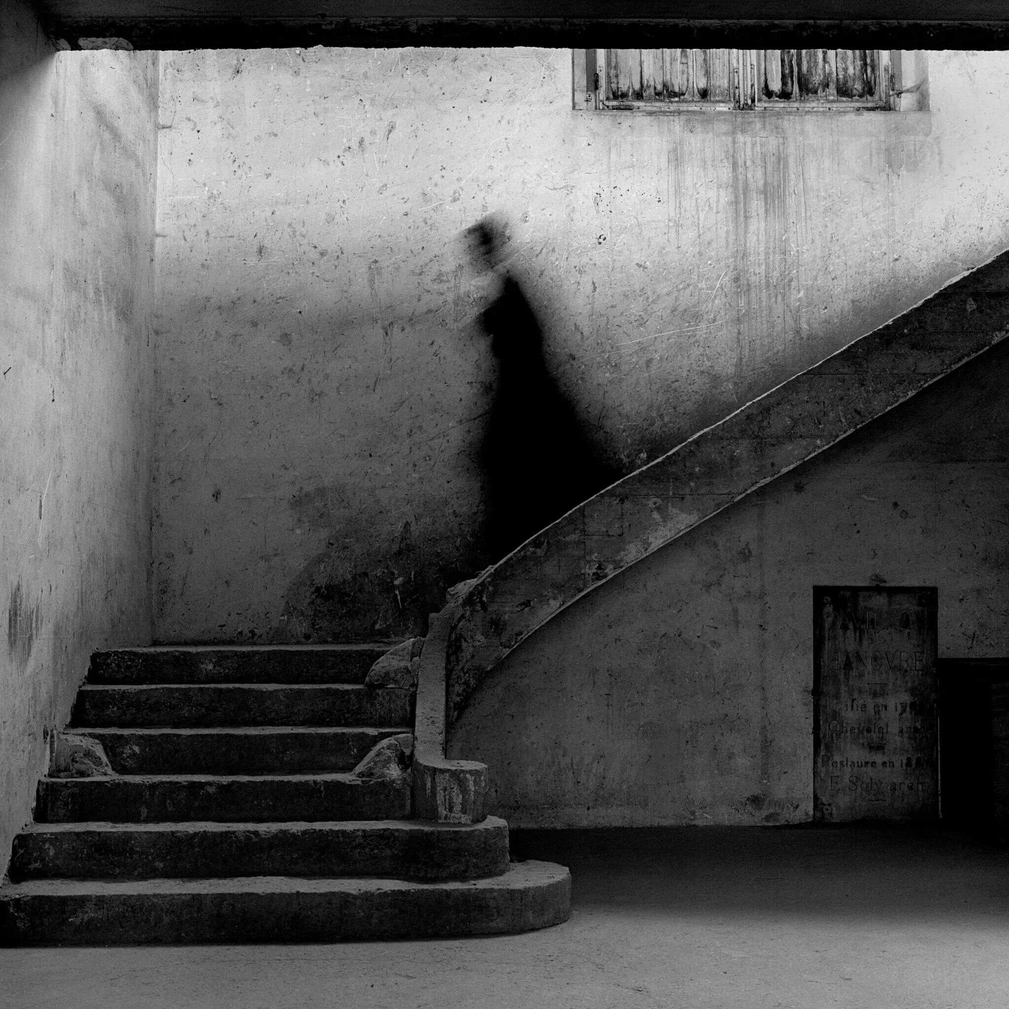 Темно скрип. Родни Смит фотограф. Страшная лестница. Тень на лестнице.