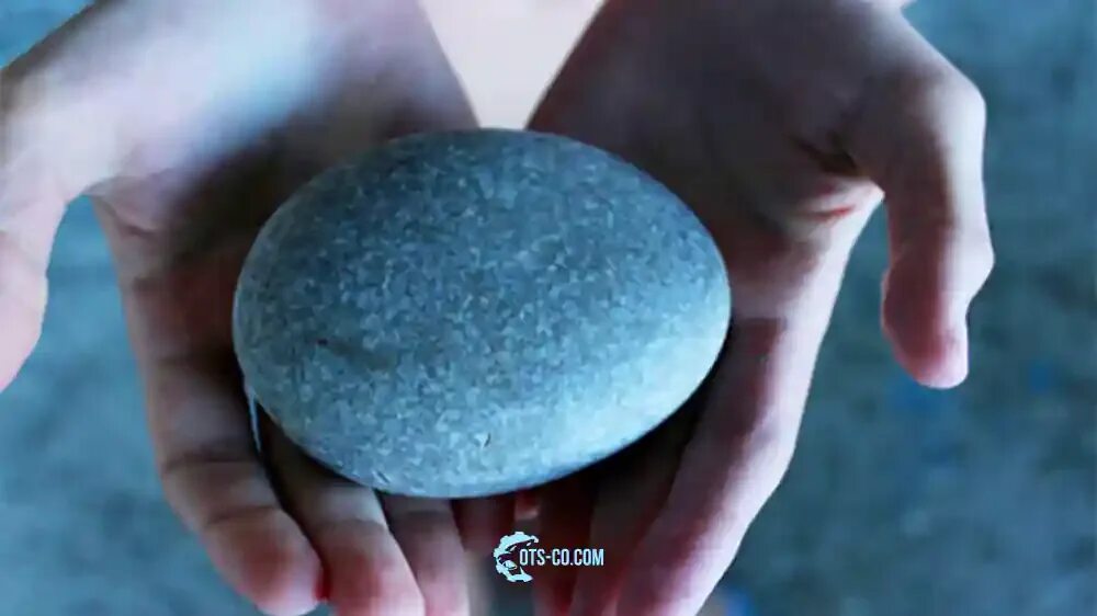 Булыжник в руке. Камень в руке. Брошенный камень. Камень на ладони. К чему снятся камни во сне женщине
