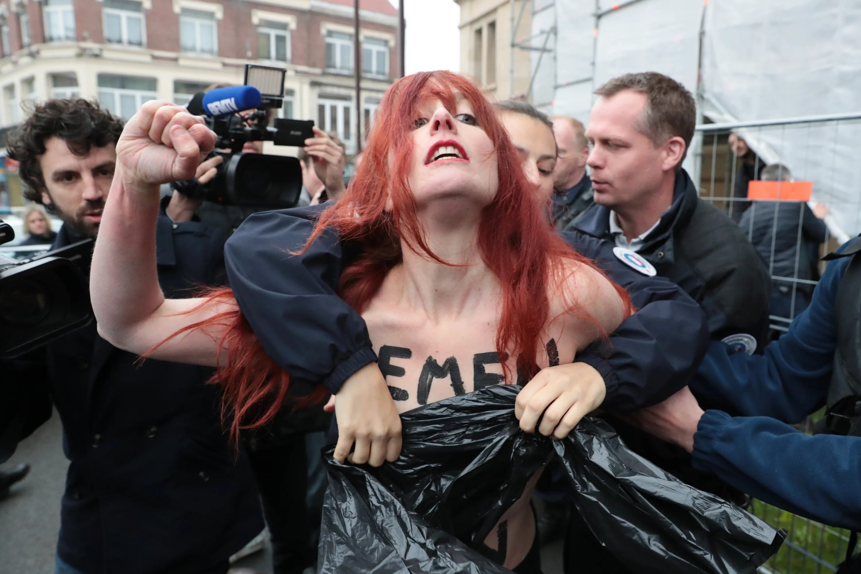 Femen украинское движение. Девушка протестует. Феминистка в поезде