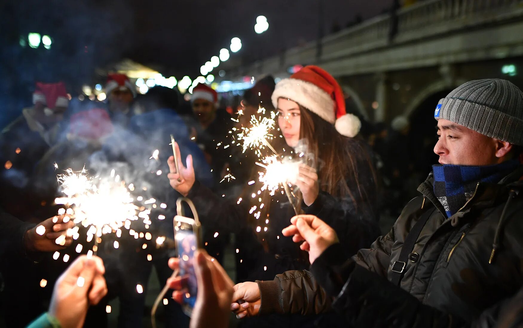 Люди празднуют новый год. Новый год люди на улице. Отмечаем новый год на улице. Встреча нового года на улице. Встреча нового года в России.