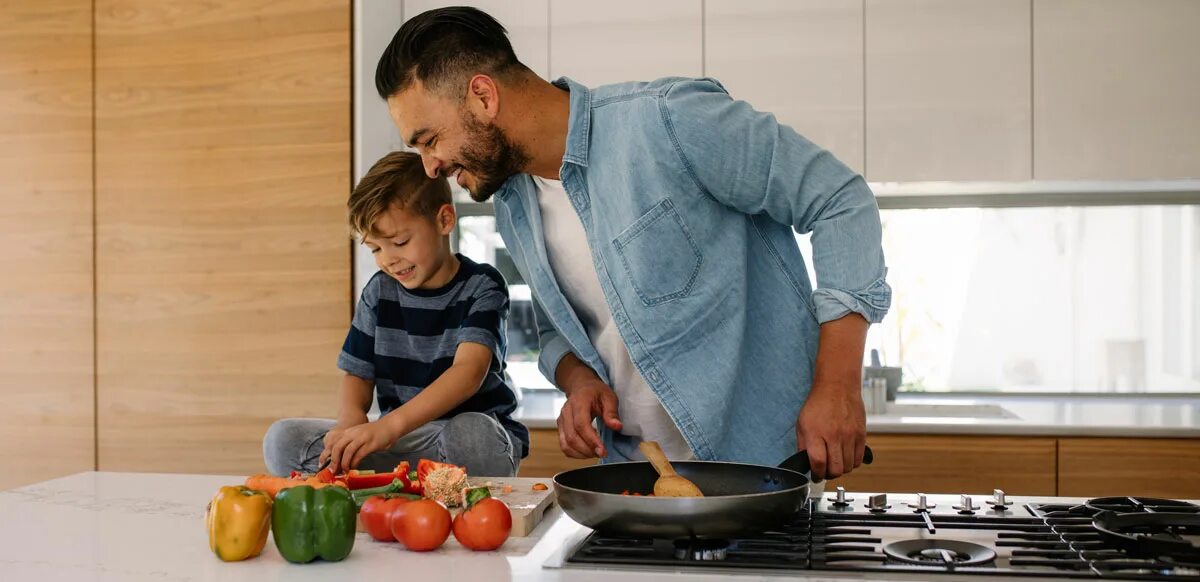 Dad a cook. Папа и сын готовка. Папа на кухне. Мужчина с ребенком на кухне. Сын готовит ужин.
