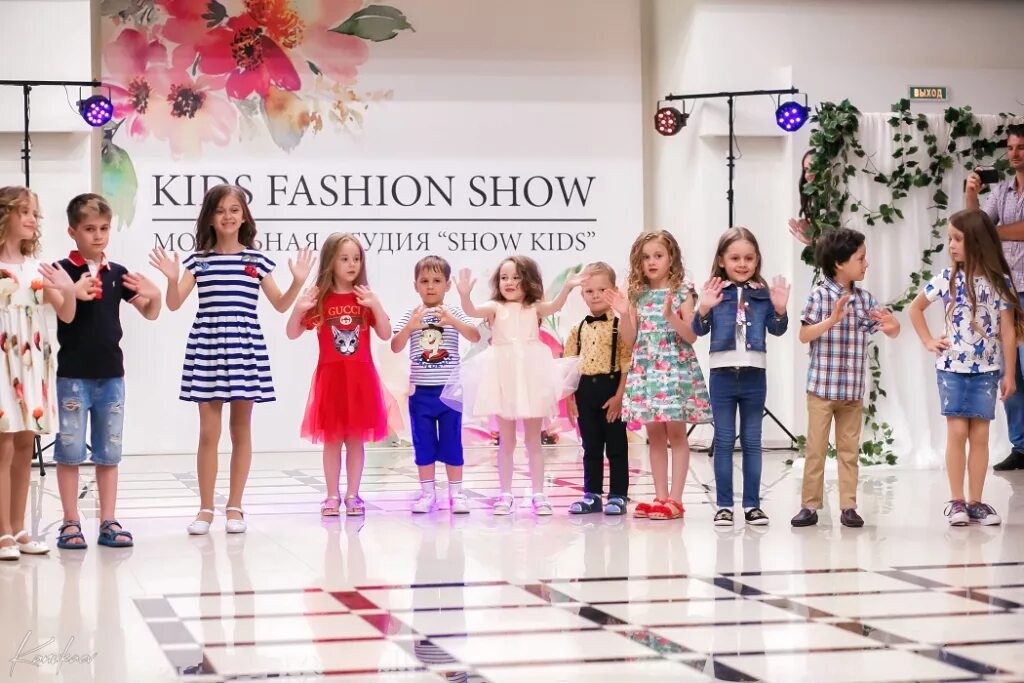 Show pic. Fashion show детская одежда. Fashion Kids Краснодар. Фашен КИД. Дефиле картинки для детей.