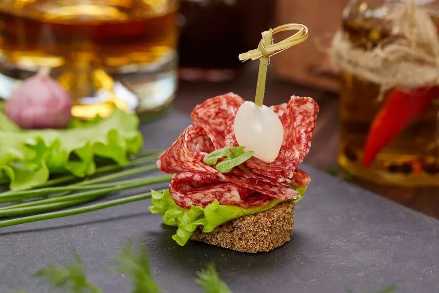 Открытые бутерброды. Бутерброд с сервелатом. Канапе с салями. Бутерброды с копченой колбасой. Красивые бутерброды.