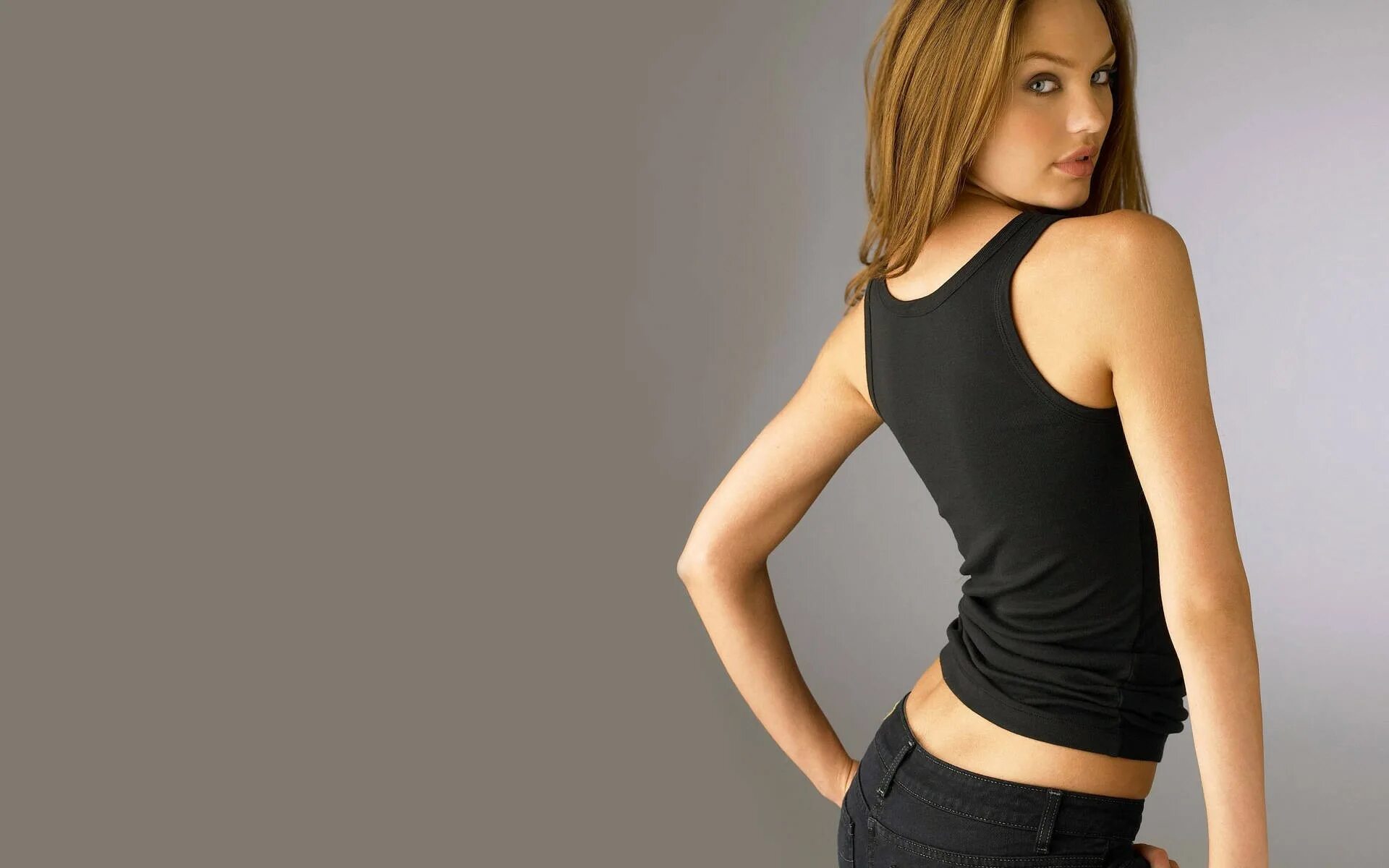 Красивые девушки в позе. Фигура девушки. Carla ossa фотомодель. Красивая девочка на природе. Девушка слева.