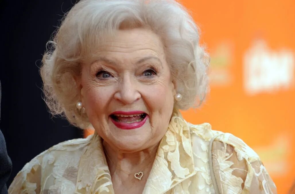 Betty friends. Несносный питомец обложка. Миколь уайт. Betty only. Betty white.