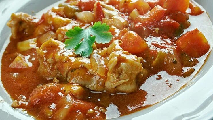 Гуляш из филе курицы с подливкой. Куриное филе гуляш. гуляш из курицы с подливкой. гуляш куриный. гуляш с курицей.