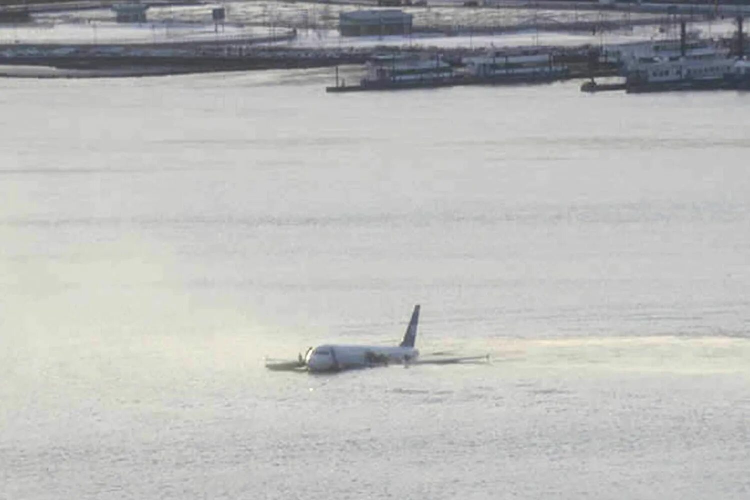 Hudson river plane crash. Авиакатастрофа на Гудзоне 2009. Аварийная посадка a320 на Гудзон. Нью Йорк 2009 Гудзон. Flight 1549 Hudson River ditching Jan 15 2009.