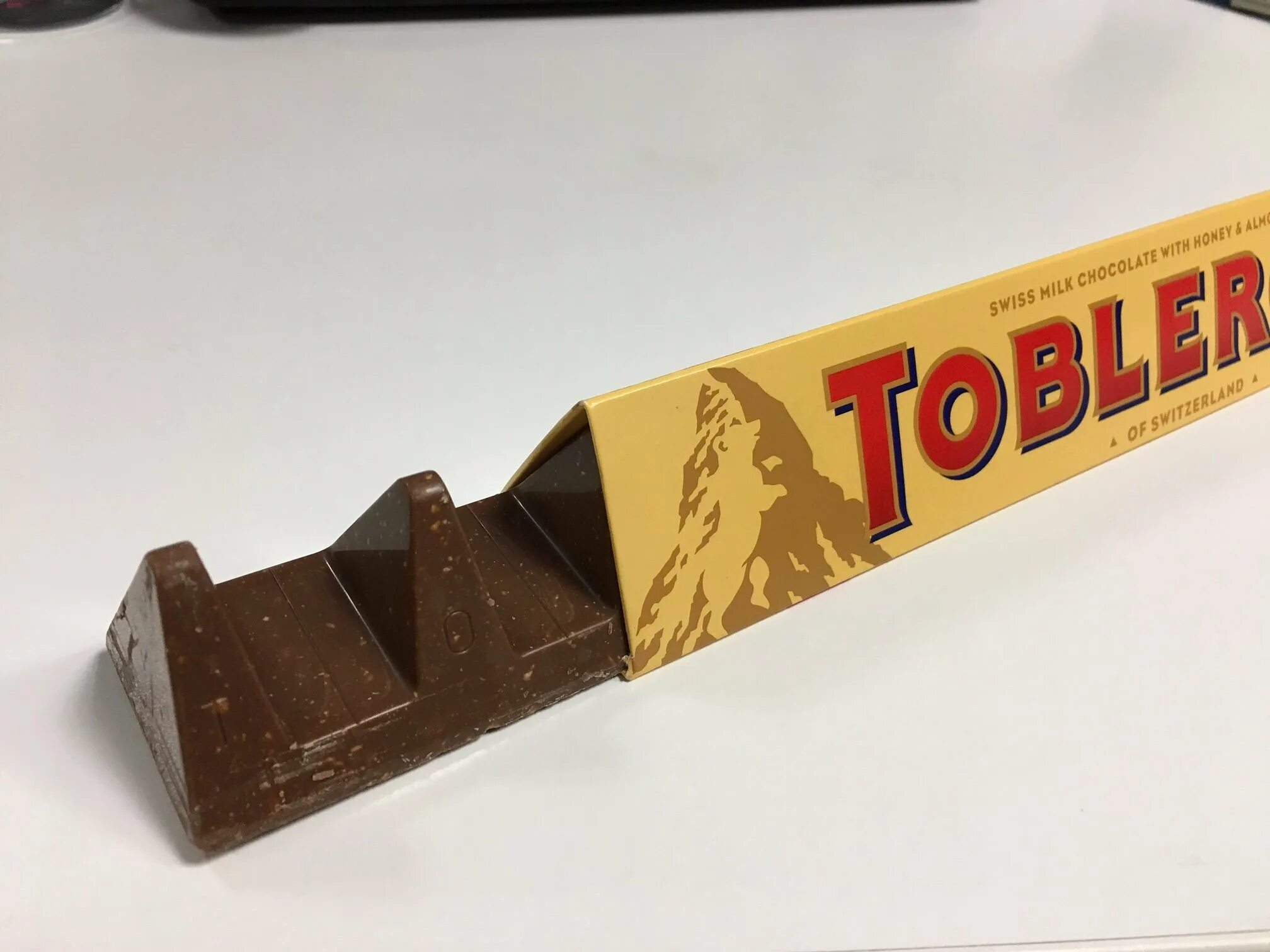 Шоколад швейцарский Toblerone. Шоколад Toblerone пирамида. Шоколад Тоблерон 50 гр. Финский шоколад Toblerone. Конфеты тюбик