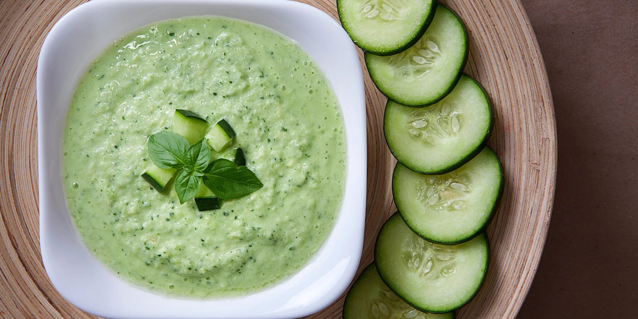 Суп с авокадо. Суп из огурцов с крабами. Cold cucumber Soup. Суп из авокадо с мятой и мятными хлебцами. Суп из авокадо