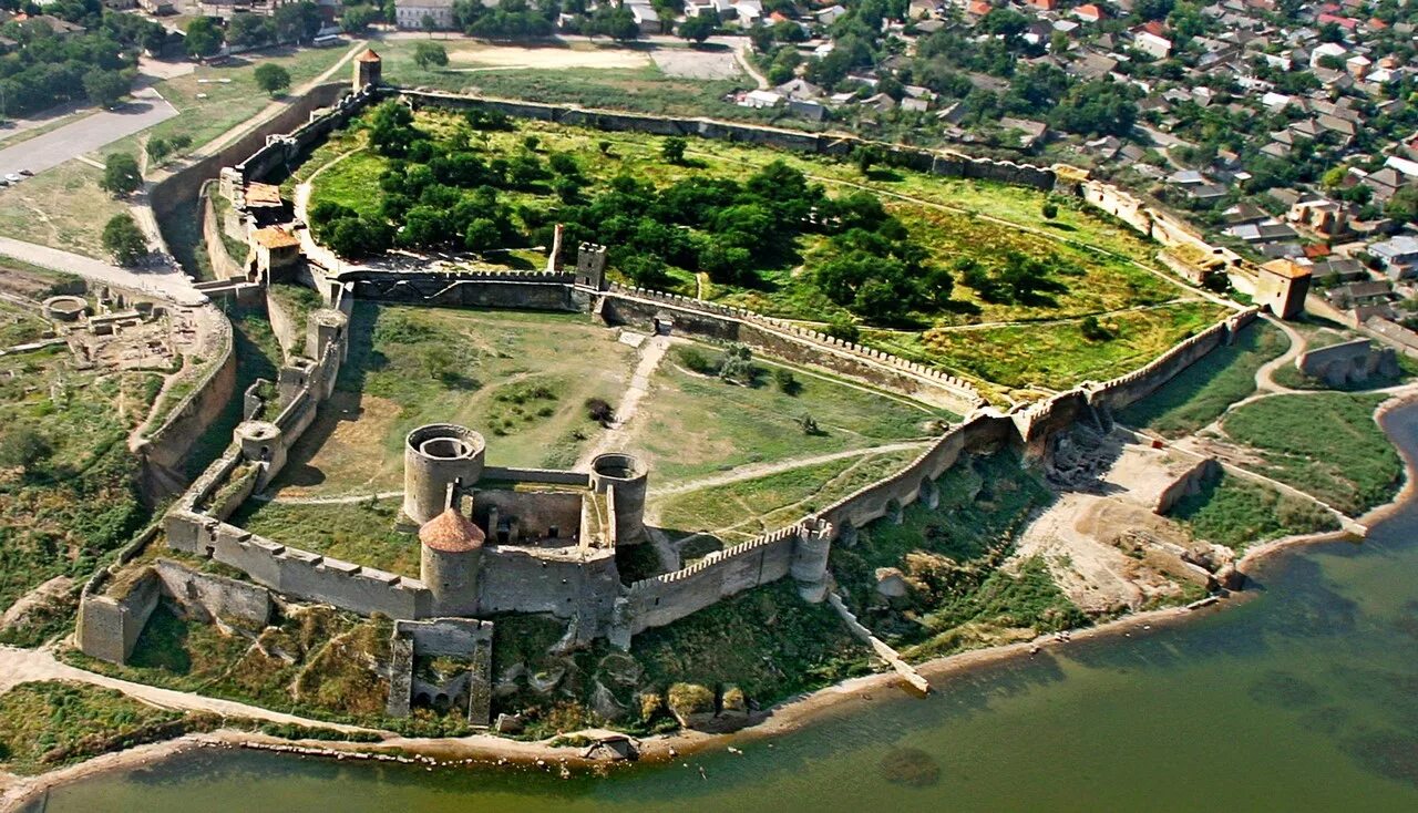 Ивангородская крепость ивангород. Крепость аккерман белгород-днестровский. История создания крепости. Смоленский кремль 16 век. Замок ворота древняя шотланди.