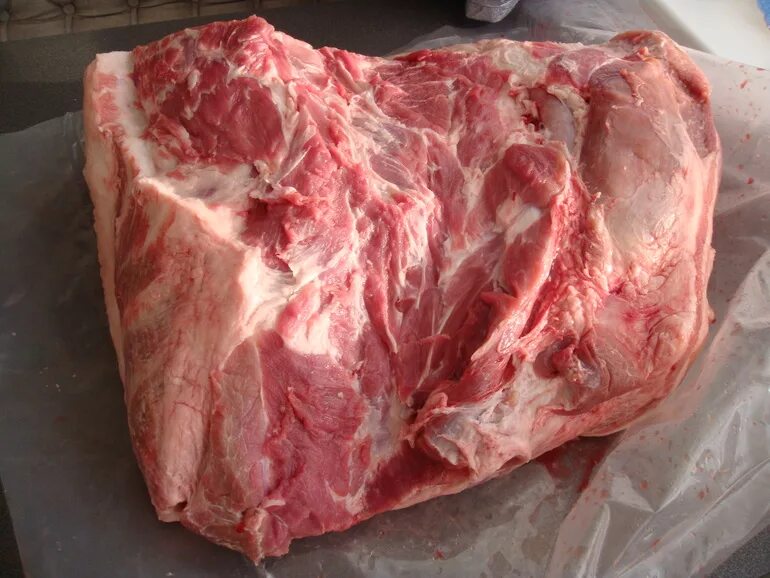 10 килограммов мяса. Кусок мяса свинины. Килограмм свинины.