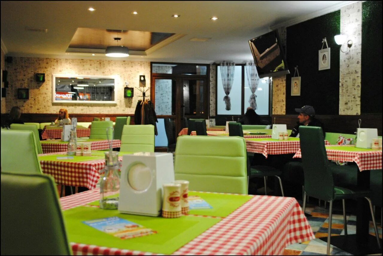 интерьер кафе в зеленом цвете. кафе грин грин красноярск. тайско китайский кафе в грин сити. грин кофе красноярск. кафе велес народного ополчения.