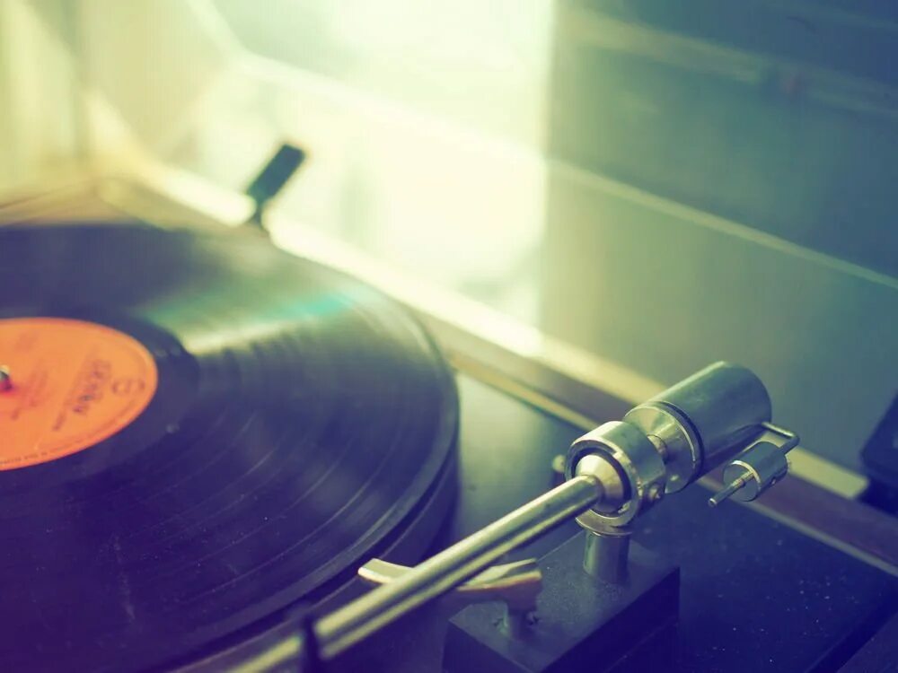 Like a spinning record. Dead or alive you spin me round. Like a spinning record. Виниловая пластинка крутится без фона. Plak.