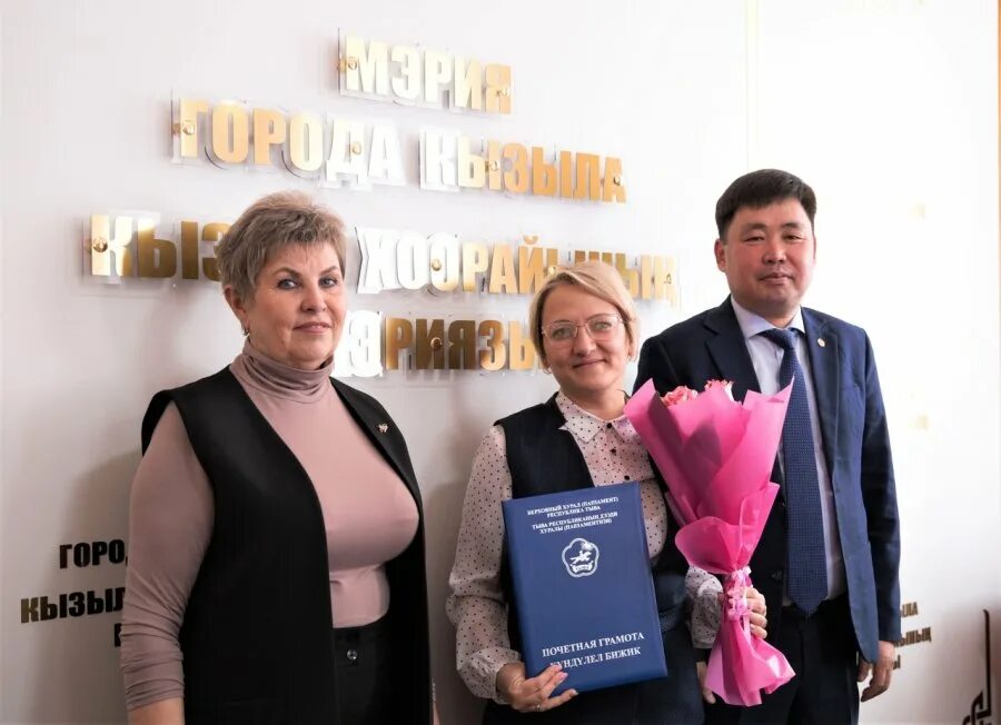 Структура мэрии кызыла. Тувинцы кызыл. Дом престарелых кызыл. Департамент по соц политике кызыл. Департамент по образованию мэрии г кызыла.