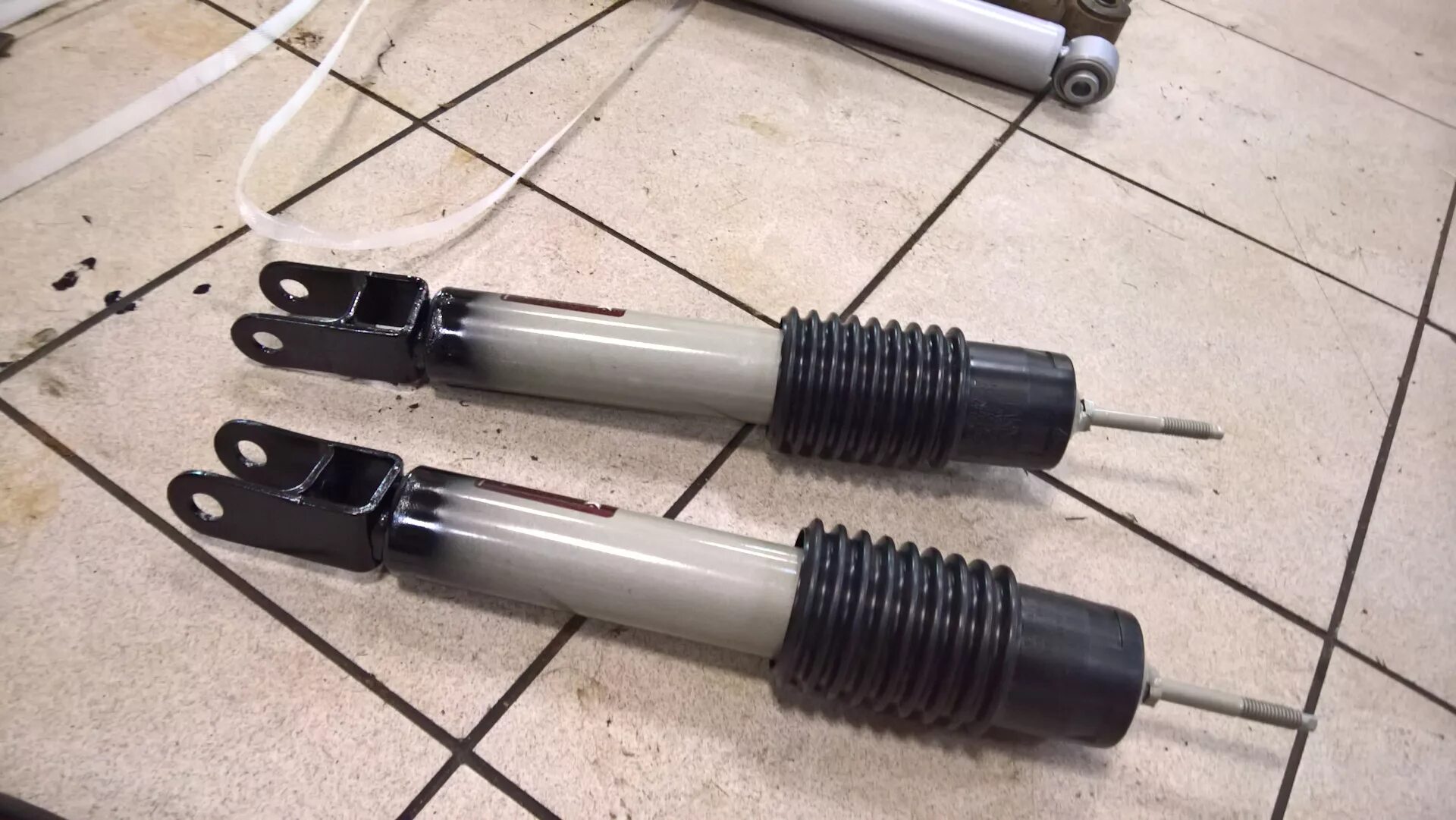 Амортизатор уаз 31512. Удлинитель переднего амортизатора уаз. Удлинение амортизатора. Удлинение амортизатора. Сайлентблок заднего амортизатора ока 11113.