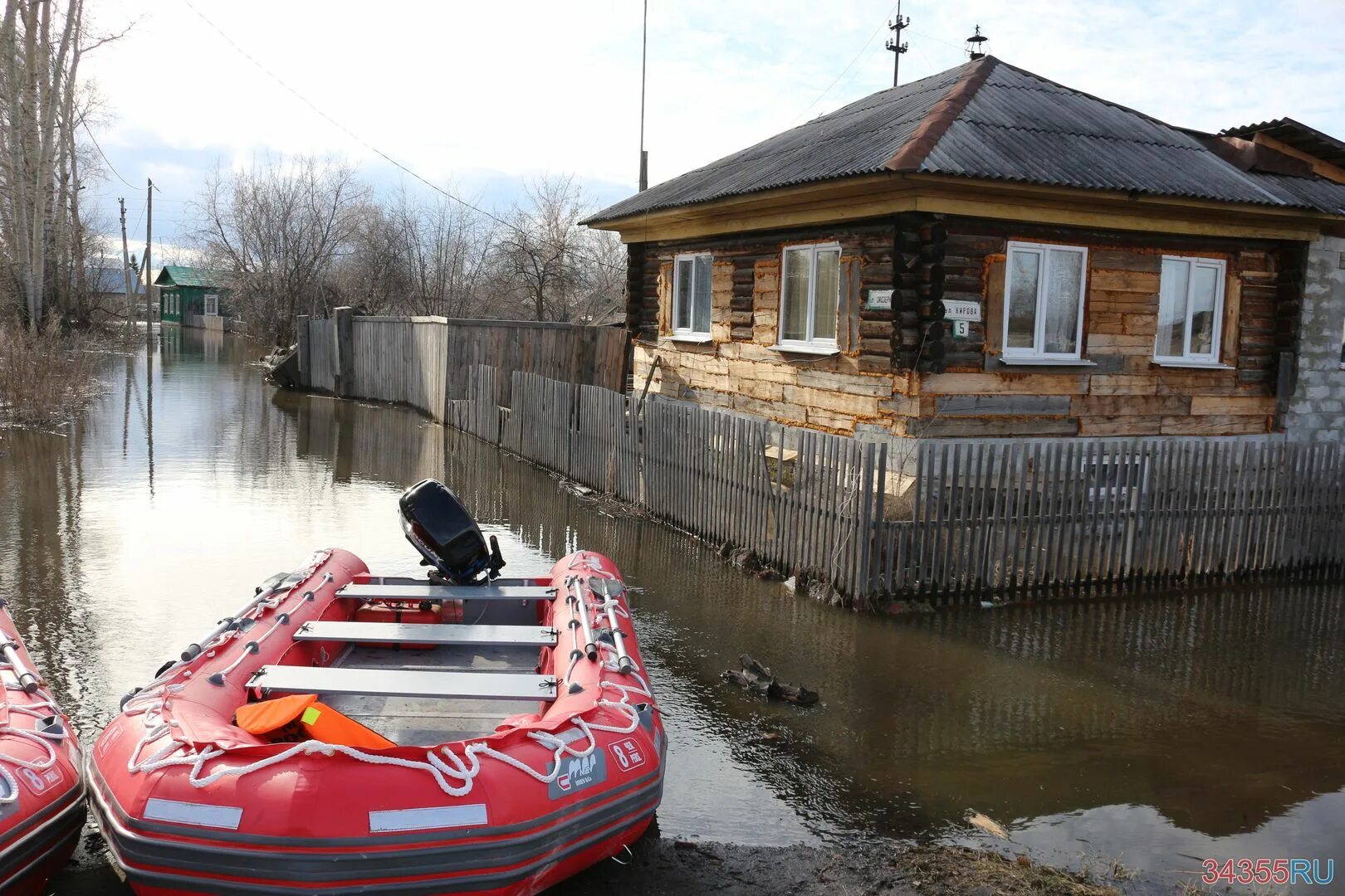 Уровень воды в туринске сегодня. Наводнение в Ирбите. Река тура Туринск. Туринск наводнение. Уровень воды в реке тура в Туринске.