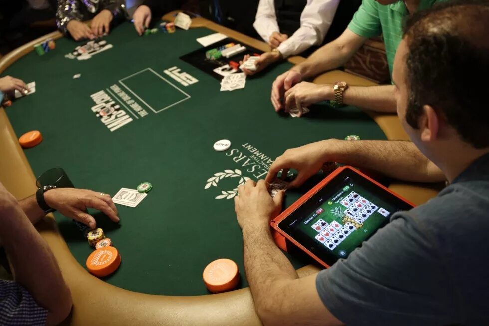 Покер. Игра в Покер. Покерная игра. Стол для азартных игр.