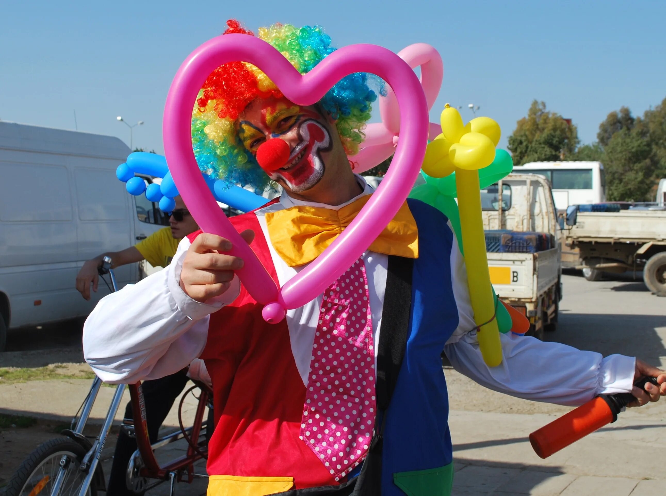 Сердце клоун. Клоун. Клоун с шариками. Клоун с сердечком. Клоун с воздушными шарами.