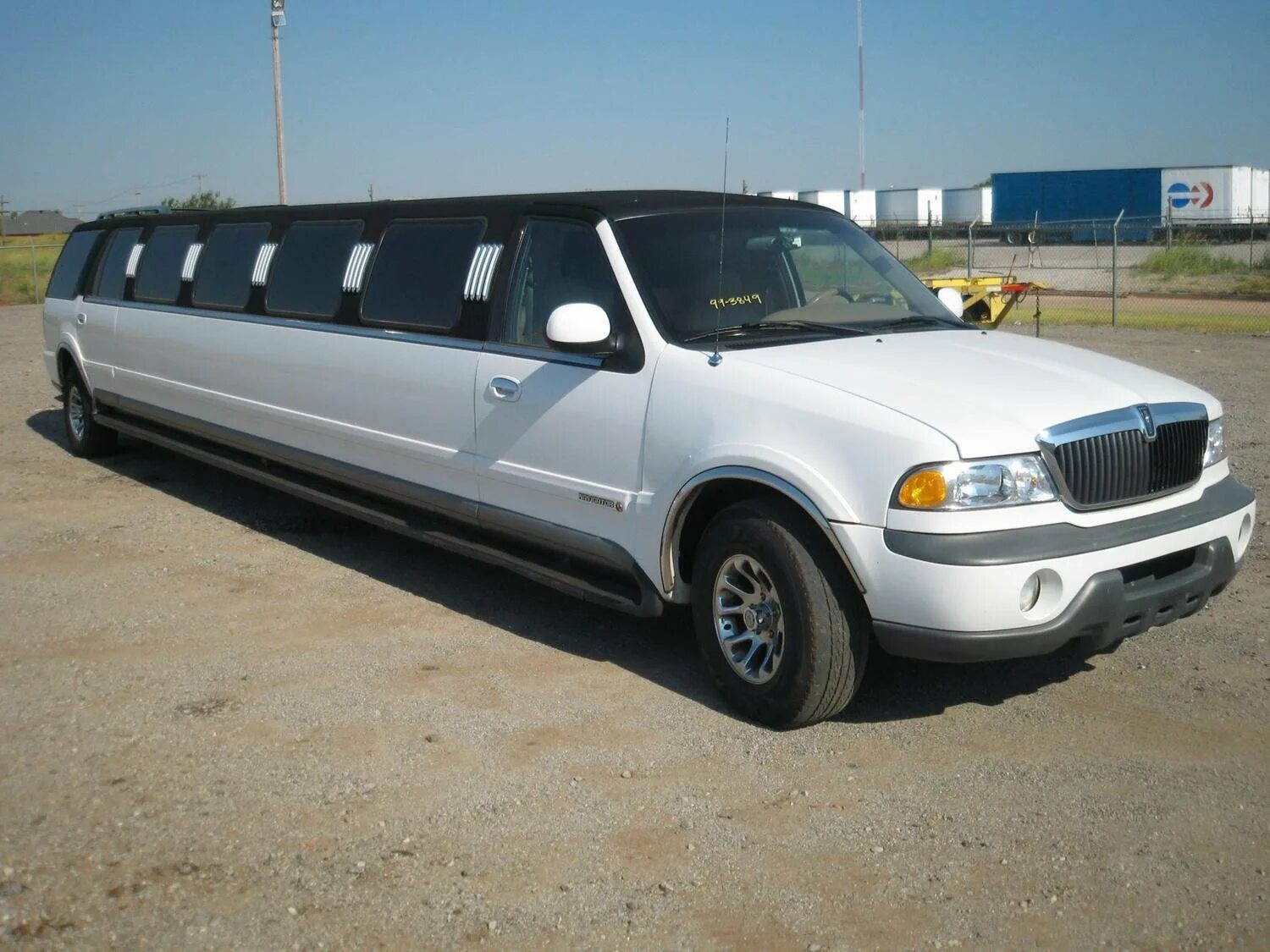 Lincoln Navigator лимузин. Lincoln Navigator 1996. Lincoln Navigator 1 лимузин. Линкольн навигатор 2021 лимузин
