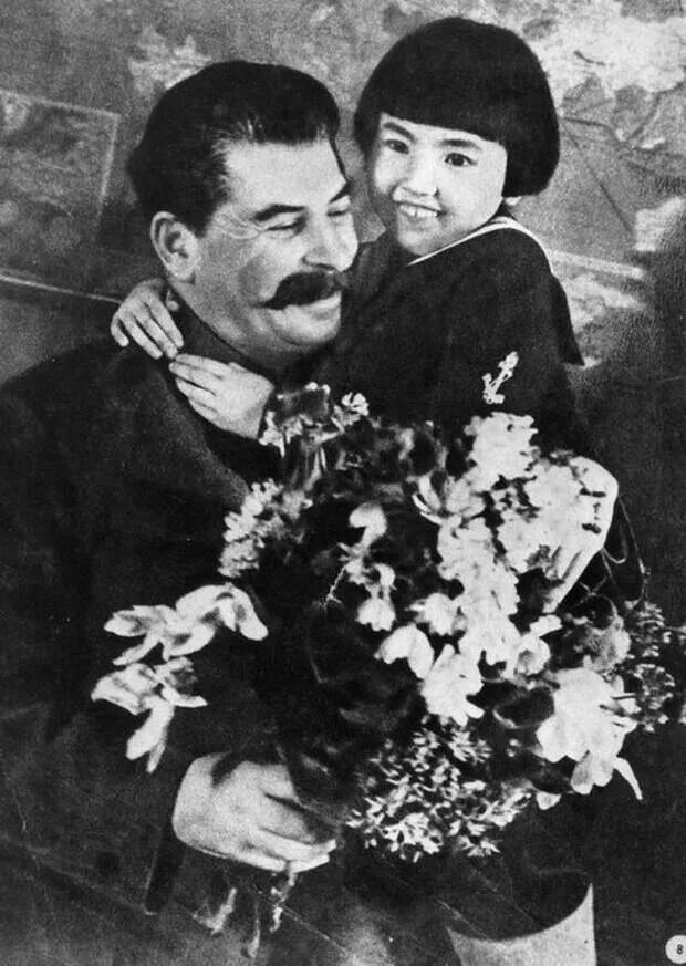 Спасибо товарищу Сталину за наше счастливое детство. Энгельсина Маркизова. Спасибо товарищу Сталину за наше счастливое детство скульптура. Геля Маркизова и Сталин. 1936 год геля маркизова
