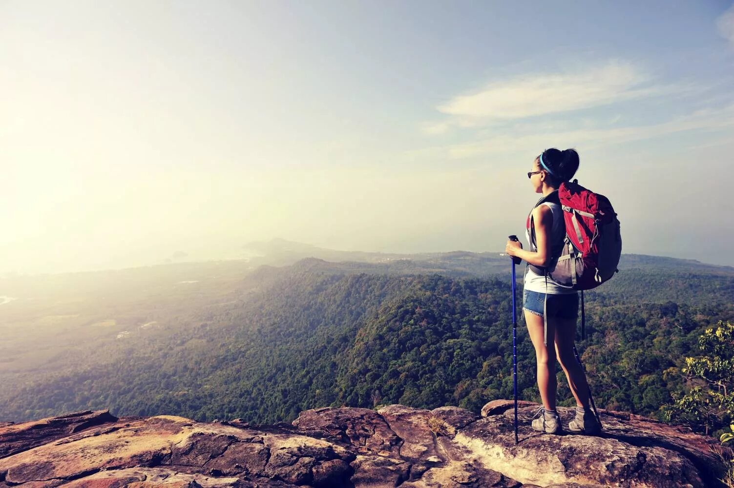 Why do you usually travel. Travel alone girl темы huawei. travelling alone. seaside mountain. woman enjoying the view.