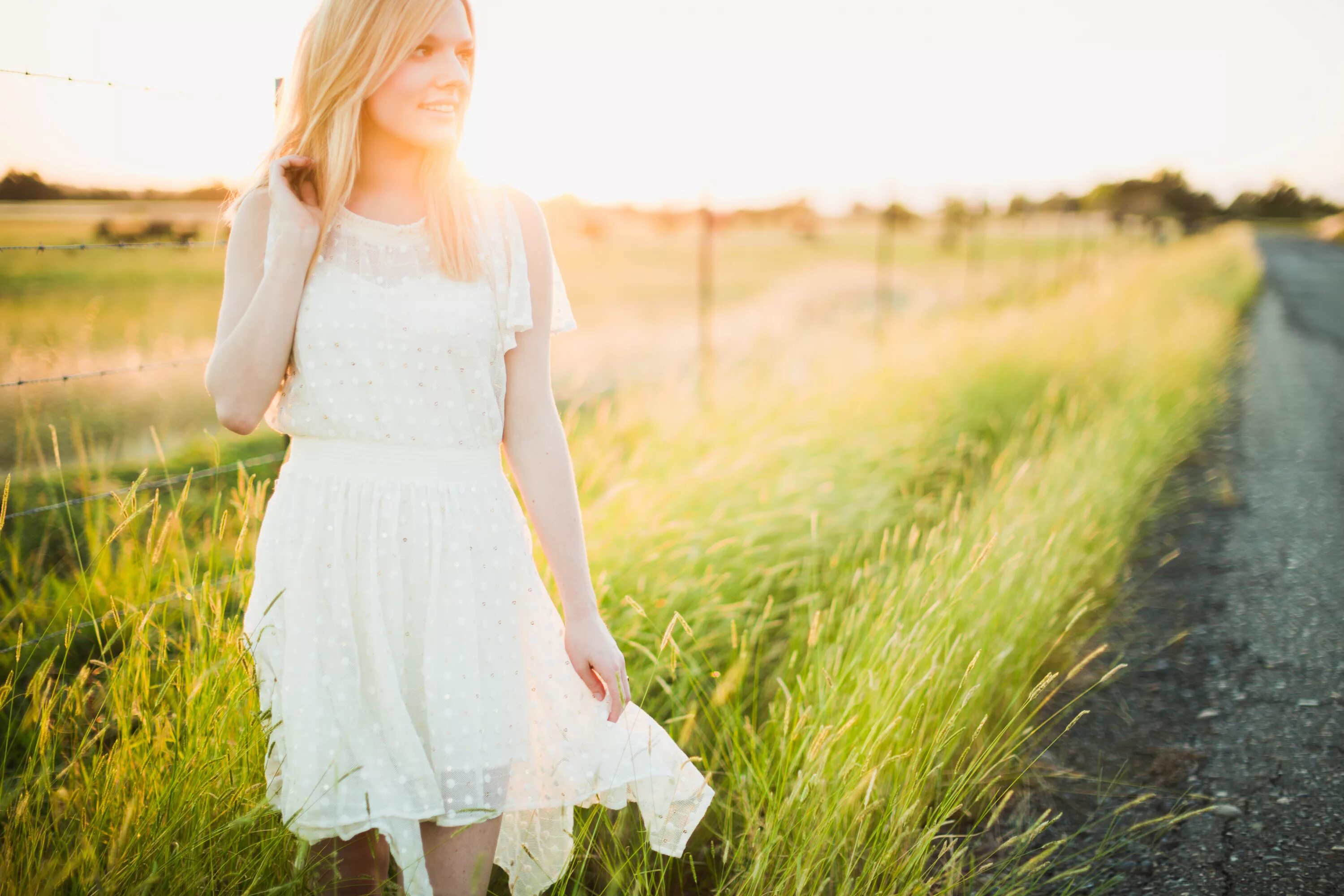 Светлые чувства какие. Блондинка в белом платье. Девушка в платье летнем. Девушка в белом платье. Девушка в платье летом.